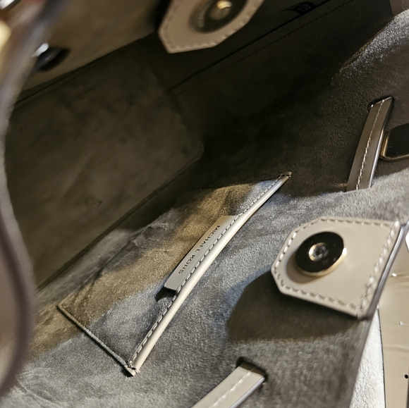 Like New Beautiful Michael Kors - Picture 4 of 5